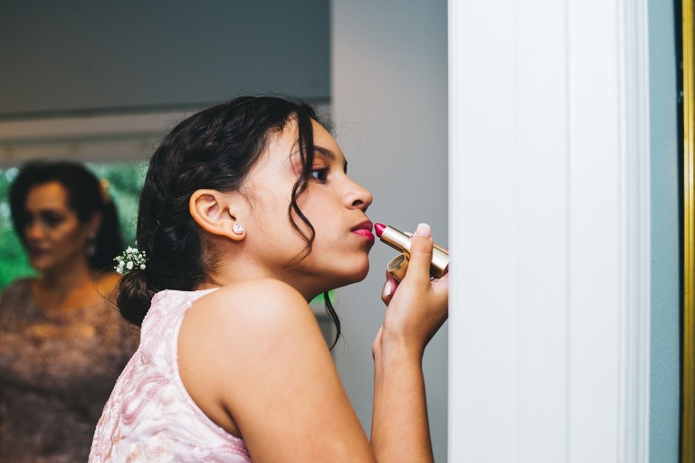 daughter for the groom putting on lipstick